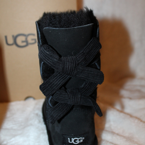 UGG WOMEN'S BAILEY BOW CLASSIC‎ SHORT BOOTS NEW BLACK SZ 5 - Picture 2 of 8